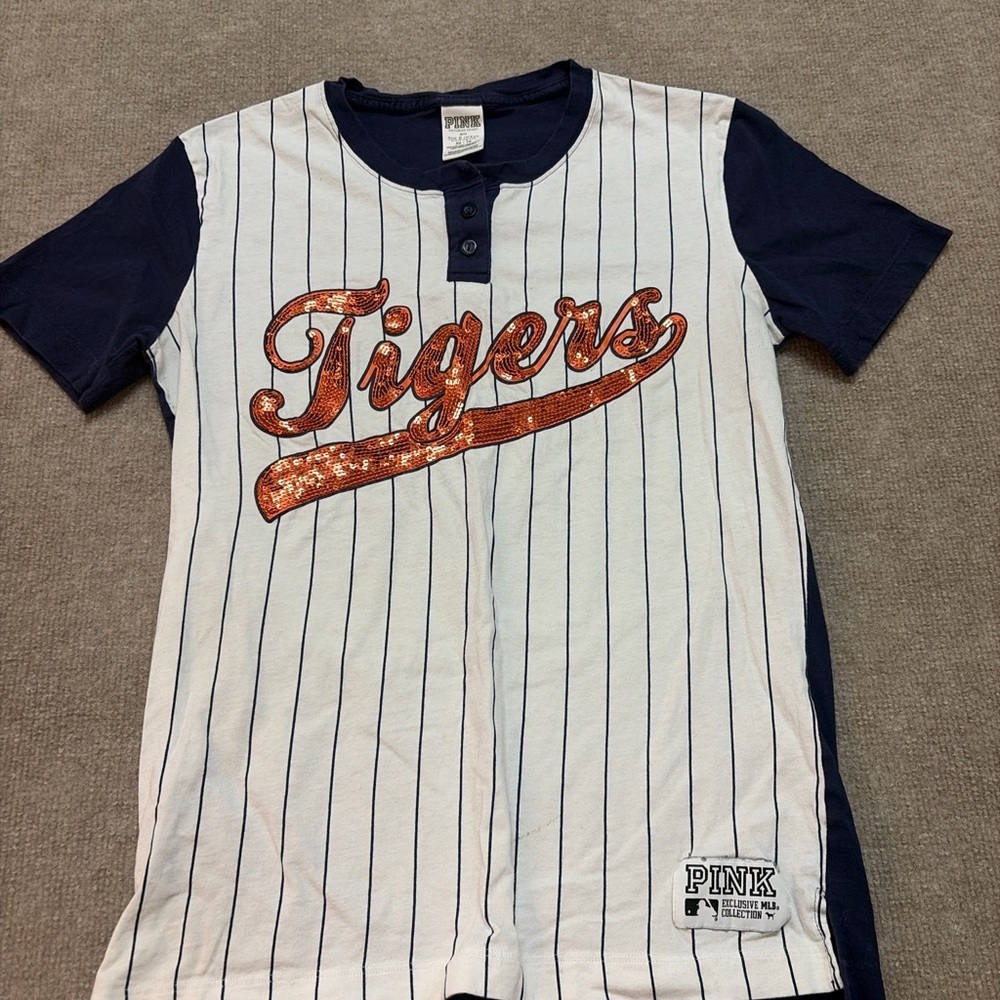 VS PINK MLB Detroit Tigers Sequin Pinstripe Henley Tee 0488